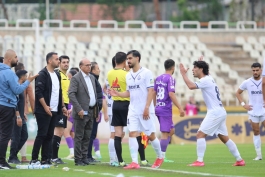 مازیار زارع سرمربی ملوان در حال درگیری با مربیان هوادار 