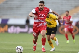 اوستون ارونوف در حال دریبل در بازی پرسپولیس و سپاهان
