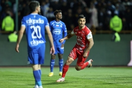 علی علیپور در جشن شادی گل در بازی پرسپولیس و استقلال