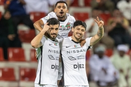 سردار آزمون و سعید عزت اللهی در جشن شادی گل تیم شباب الاهلی در بازی با خورفکان
