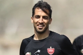 وحید امیری در تمرین پرسپولیس در پیراهن پرسپولیس تهران در کنار میلاد سرلک