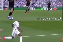 بالایی  خطا هست و کارت قرمز داره پایینی خطا نیست  :))