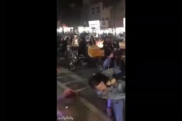 دعوای  گروهی دخترها تو یکی از خیابونهای تهران 😂(صدای کلیپ رو به علت فحاشی از نوع  چاله  میدونی دخترها قطع کردم😂)