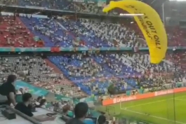معترض چترباز و حواشی سقوطش، در ابتدای بازی فرانسه و آلمان در یورو ۲۰۲۰
