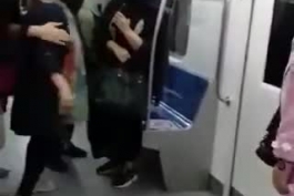 دعوای دخترا تو مترو سر ماسک نزدن