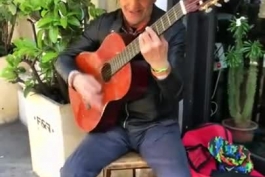کلیپ گیتار زدن پیرمرد ۸۰ ساله خارجی