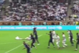 صحنه ای که نشون میده قبل اعلام پنالتی دوم برای فرانسه، توپ به دست بازیکن فرانسه خورده 