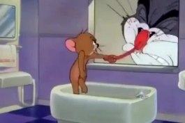 آیا جری موش در اصل یک دختر بود؟ جری یک دختر است ، اما گاهی اوقات او را به عنوان یک پسر مبدل می کند، صحنه ای در بچه گربه (1942) که جری در خانه عروسکی حمام می کند و وقتی تام او را از پنجره تماشا می کند، وحشت می کند