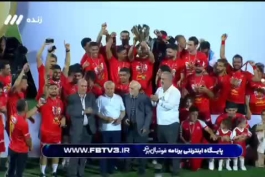 جام قهرمانی در دست پرسپولیسی‌ها