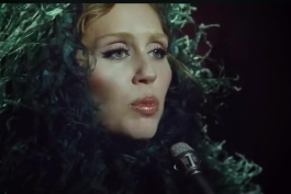 دانلود آهنگ جدید مایلی سایروس Miley Cyrus به نام Something Beautyful