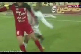 علی کریمی: تو جام جهانی ۲۰۰۶ پنج بار مسی و رونالدو رو دریبل کردم. البته بعدش رفتم ازشون عذرخواهی کردم! گفتم تقصیر من نیست، تکنیک ایرانی همینه دیگه! آخرش باهام عکس گرفتن که بگن یه ایرانی رو هم دیدیم. فان