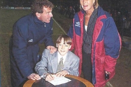 جان تری 14 ساله و اولین قراردادش با تیم چلسی - 14-Year-Old John Terry (In Fantastically Dapper Suit!) Signs Very First Chelsea Contract, 1994