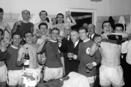 قهرمانی لیورپول در لیگ انگلیس سال 1964 - Liverpool players and Shankly celebrate with champagne in the dressing room at Anfield, after the 5-0 victory over Arsenal which gave them the League title in 1964