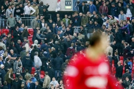 هجوم هواداران به زمین و حمله به بازیکنان در یک مسابقه فوتبال انگلیس