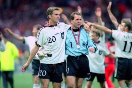 عکس های ماندگار (12): اولیور بیرهوف و آندریاس کوپکه پس از قهرمانی آلمان در یورو 96