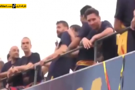 ویدیو؛ تمسخر خوشحالی معروف رونالدو توسط پیکه در جشن قهرمانی بارسلونا