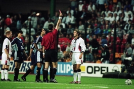 پلی به گذشته؛ جام جهانی 1998؛ کارت قرمزی که بکام به آن چشم دوخت و گلی که تاریخی شد