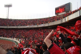  جوک سال///خوردبین ///هواداران تراختور جرعه ای اب در مقابل هواداران پرسپولیس هستند