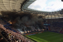 نمایی از آتش بازی هواداران لخ پوزنان و لژیا ورشو در فینال جام حذفی لهستان (عکس)