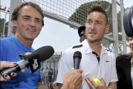 عکس روز: وقتی توتی و مانچینی در تنیس هم تیمی می شوند