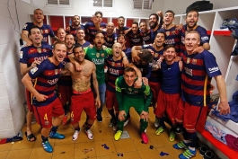 خوشحالی بازیکنان بارسلونا در رختکن پس از 24مین قهرمانی لالیگا (عکس)