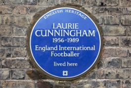 یک پلاک آبی برای گرامیداشت لوری کانینگهام در لندن نصب خواهد شد