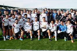 عکس روز: عکس دسته جمعی بازیکنان رئال مادرید به همراه کفش طلای کریستیانو رونالدو