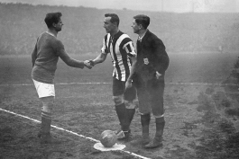 کاپیتان های دو تیم چلسی و شفیلد یونایتد پیش از آغاز فینال جام حذفی 1915