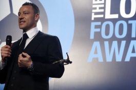 تری و دریافت جایزه در مراسم سالانه فوتبال لندن