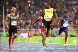 دوومیدانی المپیک ریو 2016؛ حرکت جالب اوسین بولت نسبت به حریفش قبل از گذشتن از خط پایان 