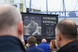 گزارش تصویری؛ حضور چهره های مطرح فوتبال جزیره در مراسم تدفین هاوارد کندال