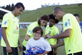 یک روز رویایی برای یک هوادار نوجوان در کمپ تیم ملی برزیل، در روز جهانی سندروم داون (عکس)