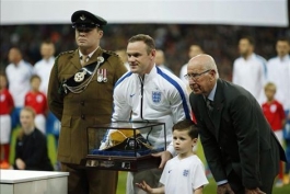 ویدیو؛  تقدیر از رونی بخاطر انجام صدمین بازی اش برای انگلیس پیش از بازی با اسلوونی