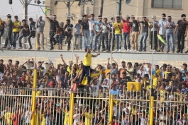 بنر جالب در بازی نفت مسجد سلیمان؛ ورود به ورزشگاه حق مسلم خانم هاست