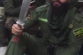 مجاهد مشهدی (ابو حر)  و شمشیر به غنیمت گرفته از داعش 