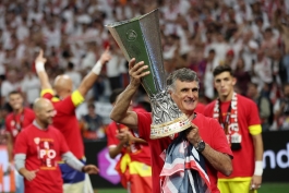 جام قهرمانی لیگ اروپا در دستان خوزه لوئیز مندیلیبار