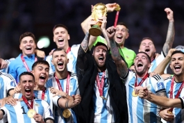 بالا بردن کاپ جام جهانی 2022 به دست لیونل مسی