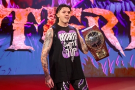 دامنیک میستریو قهرمانی آمریکای شمالی NXT را از دست داد