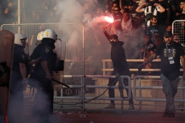 درگیری هواداران فوتبال در یونان