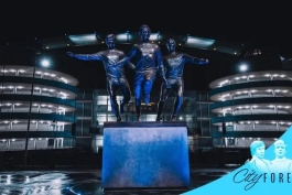 مجسمه کالین بل، فرانسیس لی و مایک سامربی در استادیوم اتحاد