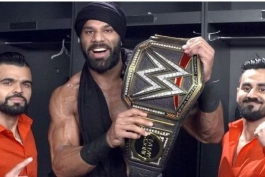 جیندر ماهال به همراه کمربند قهرمانی جهان WWE