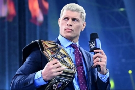 کودی رودز به همراه کمربند آندیسپیوتد WWE در اسمکدان