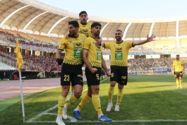 عکس از خوشحالی بعد از گل بازیکنان سپاهان بعد از گل به پرسپولیس