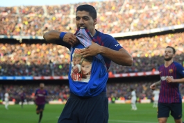 ال کلاسیکو-بارسلونا-رئال مادرید-نیوکمپ-شادی بعد از گل سوارز-luis suarez