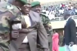 میگن ایشون رئیس جمهورِ اوگاندا هستن واسه افتتاح لیگ تشریف آوردن 