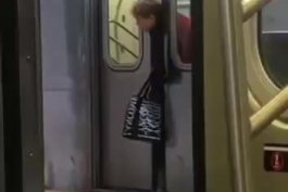 تو متروی نیویورک یه پیرزن سرش گیر کرده لای در قطار، مردم هم بی‌توجه بهش رد میشن و میرن!!!