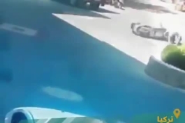 راننده خانوم مبتدی موتورسیکلت و عابر صبور در ترکیه😂