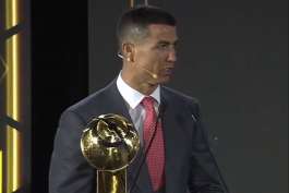 کریستیانو رونالدو پس از کسب جایزه بهترین بازیکن قرن