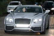 فیل جونز در خودروی Bentley اش