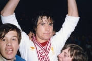 BIRMINGHAM, UNITED KINGDOM – APRIL 01: Liverpool player Alan Hansen celebrates with some young fans after scoring the winning goal in the 1981 League Cup Final replay against West Ham United at Villa Park on Aapril 1, 1981 in Birmingham, England. (Photo by Allsport/Getty Images)